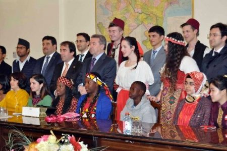 Bakan Merdanov İNEPO'ya katılan öğrencileri kabul etti