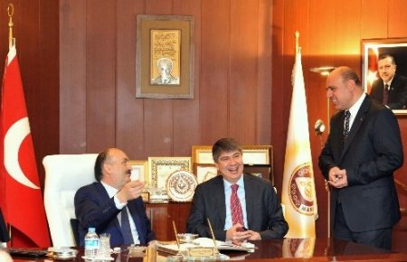 Bakan Müezzinoğlu Mardin Belediyesi’ni ziyaret etti