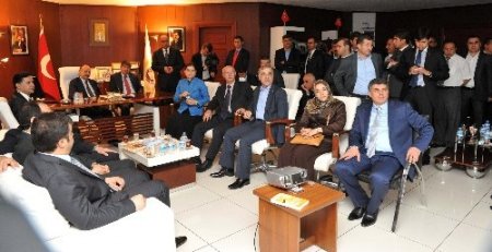 Bakan Müezzinoğlu Mardin Belediyesi’ni ziyaret etti