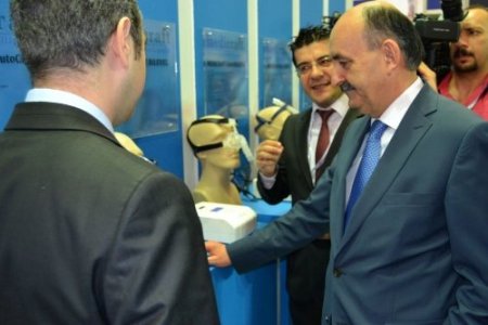 Bakan Müezzinoğlu sağlık fuarını gezdi