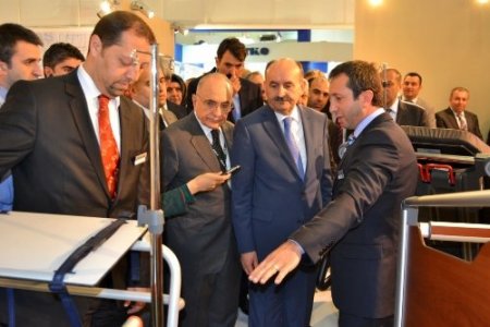Bakan Müezzinoğlu sağlık fuarını gezdi