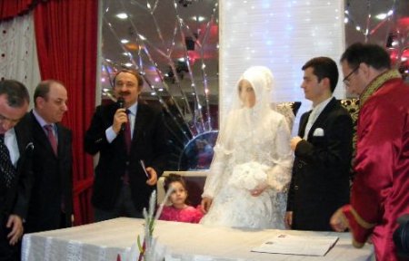 Bakan Özak, Nikah Şahitliğini Yaptığı Çifte Üç Çocuk Tavsiyesinde Bulundu
