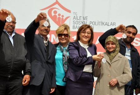 Bakan Şahin, anahtarını teslim ettiği evin sahibine misafir oldu