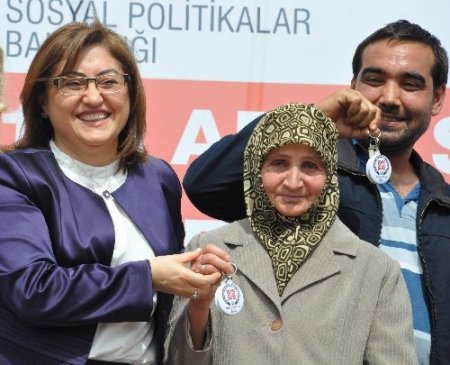 Bakan Şahin, anahtarını teslim ettiği evin sahibine misafir oldu