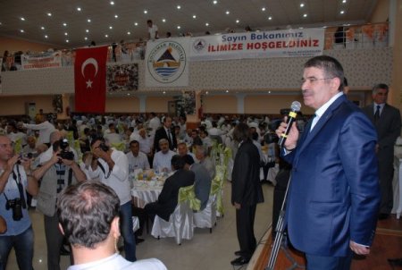 Bakan Şahin, Belediyenin İftarına Katılıp Bayramlık Dağıttı