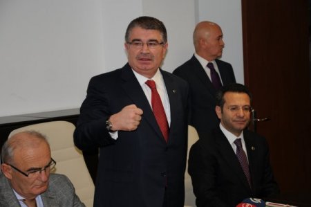 Bakan Şahin, emniyete araç bağışlayan hayırsever işadamlarına plaket verdi