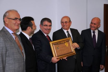 Bakan Şahin, emniyete araç bağışlayan hayırsever işadamlarına plaket verdi