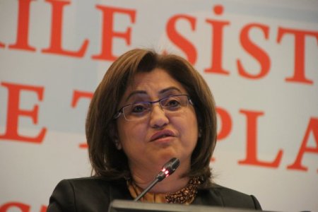 Bakan Şahin, koruyucu aile programında gözyaşlarını tutamadı