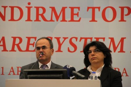 Bakan Şahin, koruyucu aile programında gözyaşlarını tutamadı