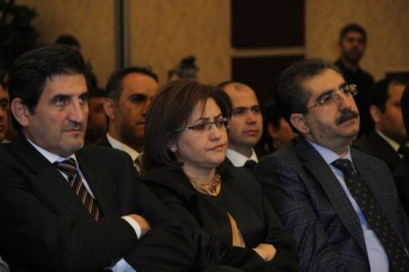 Bakan Şahin, koruyucu aile programında gözyaşlarını tutamadı