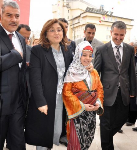 Bakan Şahin: 'Çocuk Gelinler' Sorunu 12 Yıllık Eğitimle Çözülecek