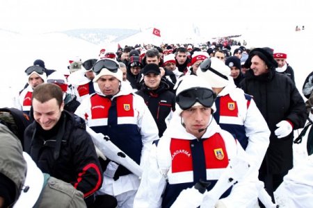 Bakan Şahin: Türk milletinin varlığının en büyük teminatı Mehmetçiktir
