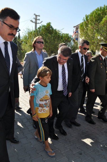 Bakan Şahin'den Balıkesirli Şehidin Baba Evine Taziye Ziyareti