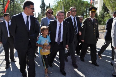 Bakan Şahin'den Balıkesirli Şehidin Baba Evine Taziye Ziyareti