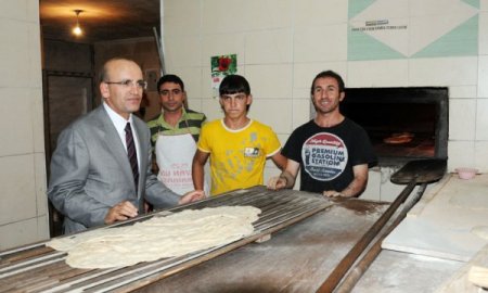 Bakan Şimşek, Batman'da Pide Pişirdi