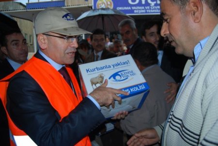 Bakan Şimşek, Batman’da vatandaşlara kurban eti dağıttı