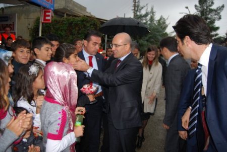 Bakan Şimşek, Batman’da vatandaşlara kurban eti dağıttı