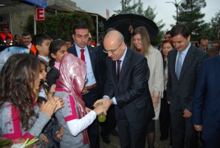 Bakan Şimşek, Batman’da vatandaşlara kurban eti dağıttı