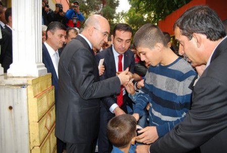 Bakan Şimşek, Batman’da vatandaşlara kurban eti dağıttı