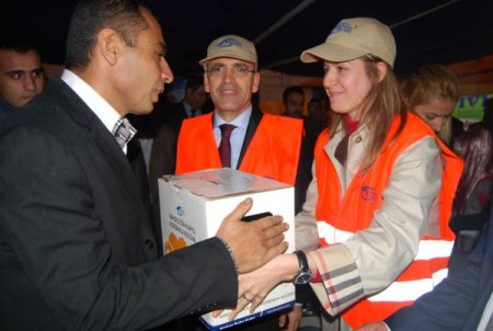 Bakan Şimşek, Batman’da vatandaşlara kurban eti dağıttı