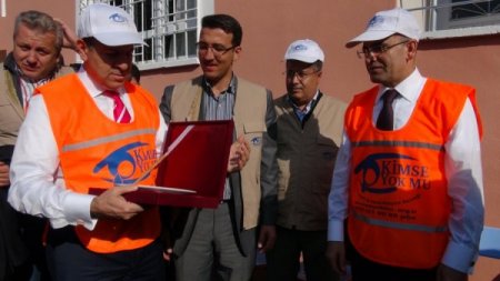 Bakan Şimşek, Kimse Yok Mu Önlüğü Giyip Kurban Eti Dağıttı