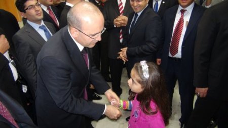 Bakan Şimşek, Kimse Yok Mu Önlüğü Giyip Kurban Eti Dağıttı