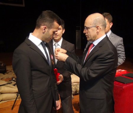 Bakan Şimşek Batman’da gazilere madalya taktı