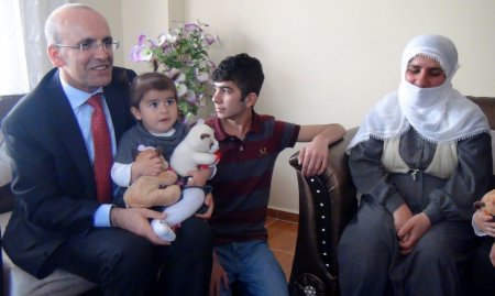 Bakan Şimşek Batman’da gazilere madalya taktı