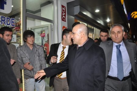 Bakan Şimşek esnafları Kürtçe-Türkçe selamladı