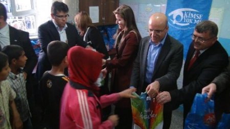 Bakan Şimşek’ten Batmanlı öğrencilere hediye