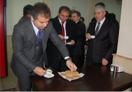 Bakan Suat Kılıç, öğrenci evini ziyaret ederek çay içti