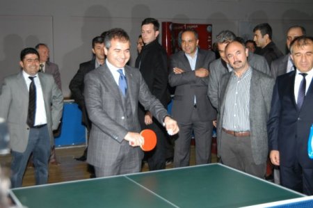 Bakan Suat Kılıç, öğrenci evini ziyaret ederek çay içti