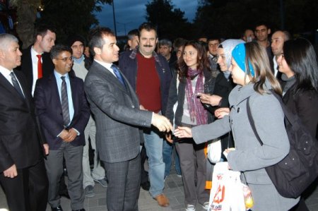 Bakan Suat Kılıç, öğrenci evini ziyaret ederek çay içti