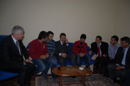 Bakan Suat Kılıç, öğrenci evini ziyaret ederek çay içti