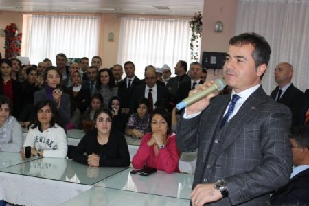 Bakan Suat Kılıç, öğrenci evini ziyaret ederek çay içti