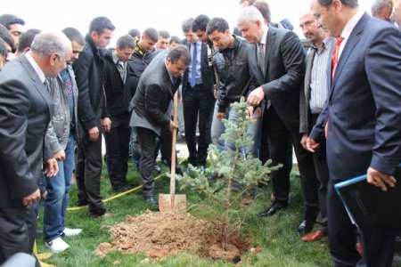 Bakan Suat Kılıç, öğrenci evini ziyaret ederek çay içti