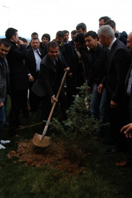 Bakan Suat Kılıç, öğrenci evini ziyaret ederek çay içti