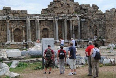 Bakan Yardımcısı Arıcı: Antalya'nın güneşli havası emekli turistleri cezbediyor