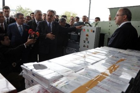 Bakan Yazıcı, kaçak sigaraları imha etti