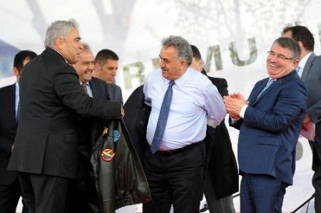 Bakan Yazıcı, kaçak sigaraları imha etti