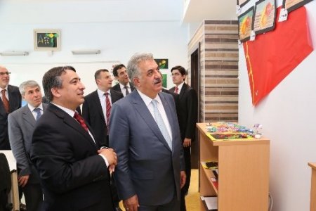 Bakan Yazıcı, Kazak-Türk Lisesi’ni ziyaret etti