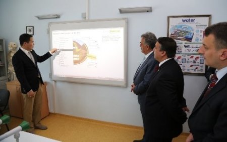 Bakan Yazıcı, Kazak-Türk Lisesi’ni ziyaret etti