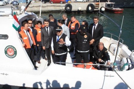 Bakan Yazıcı botla denizdeki akaryakıt platformlarını denetledi