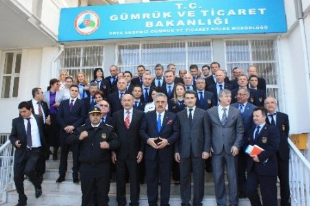 Bakan Yazıcı botla denizdeki akaryakıt platformlarını denetledi