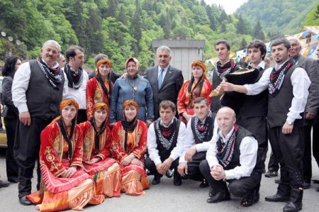 Bakan Yazıcı: Çay Konusunda Ağzı Olan Konuşuyor