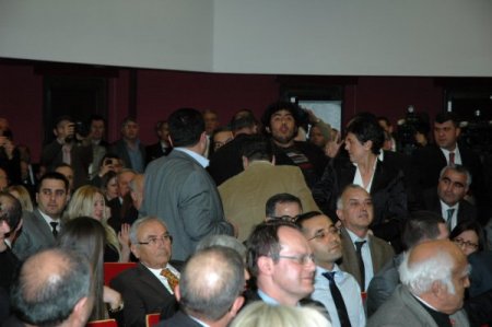 Bakan Yazıcı’ya yumurtalı protesto