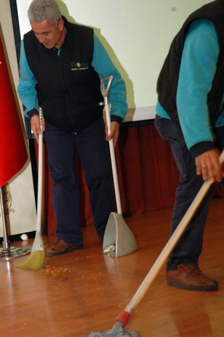 Bakan Yazıcı’ya yumurtalı protesto