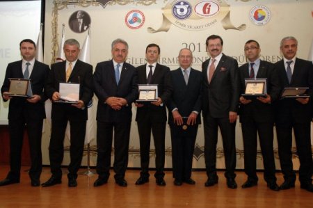 Bakan Yazıcı’ya yumurtalı protesto