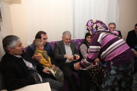 Bakan Yıldırım, Çankırı'da evine davet eden vatandaşı kırmadı