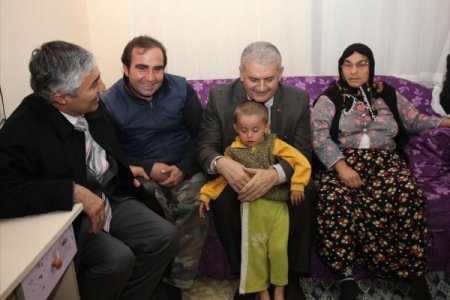 Bakan Yıldırım, Çankırı'da evine davet eden vatandaşı kırmadı